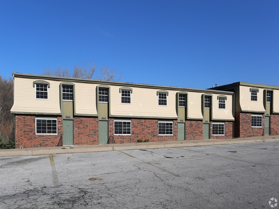Exterior Building at Green Village Townhomes in Kansas City, MO 64126
